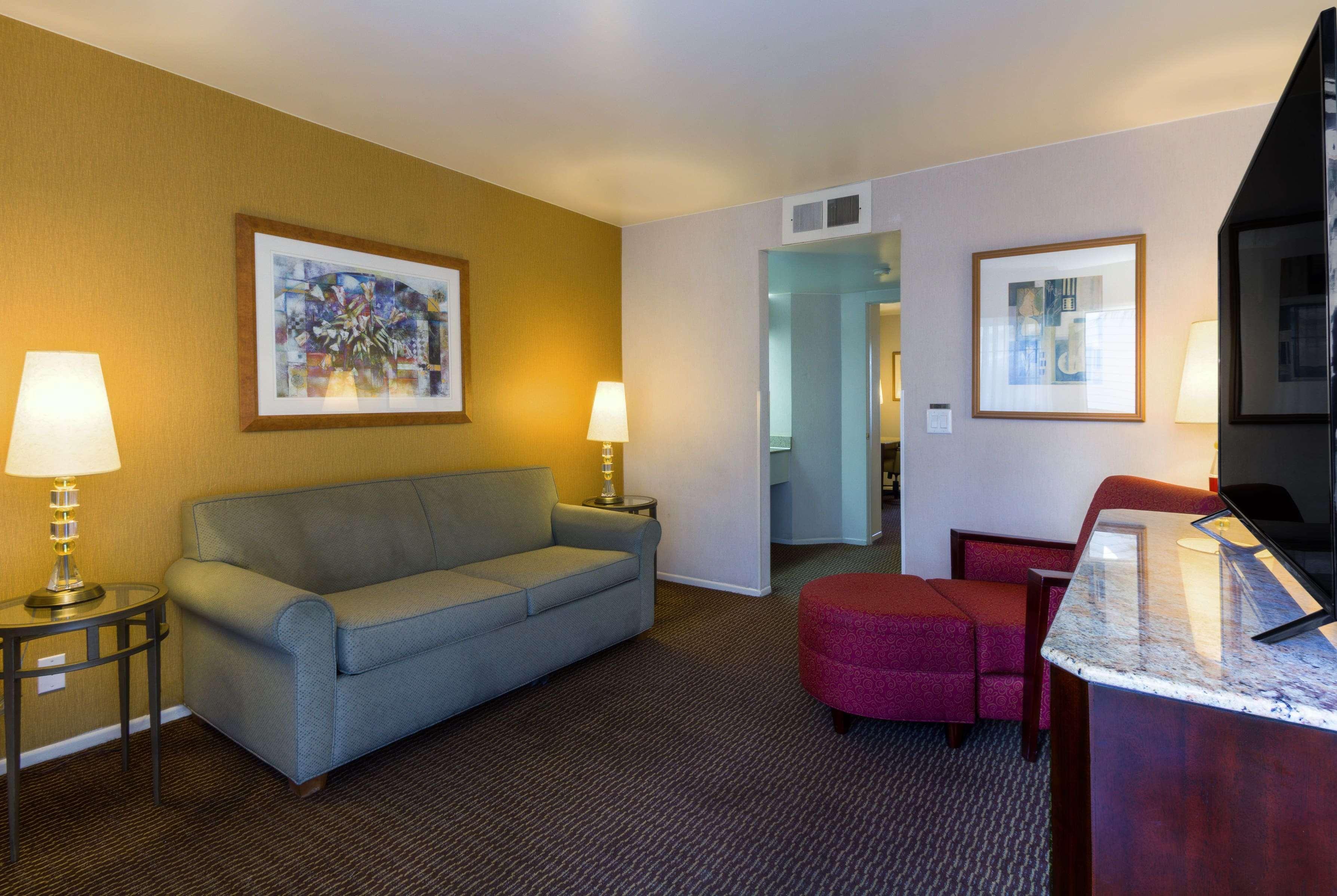 Ramada by Wyndham Costa Mesa/Newport Beach Exterior foto