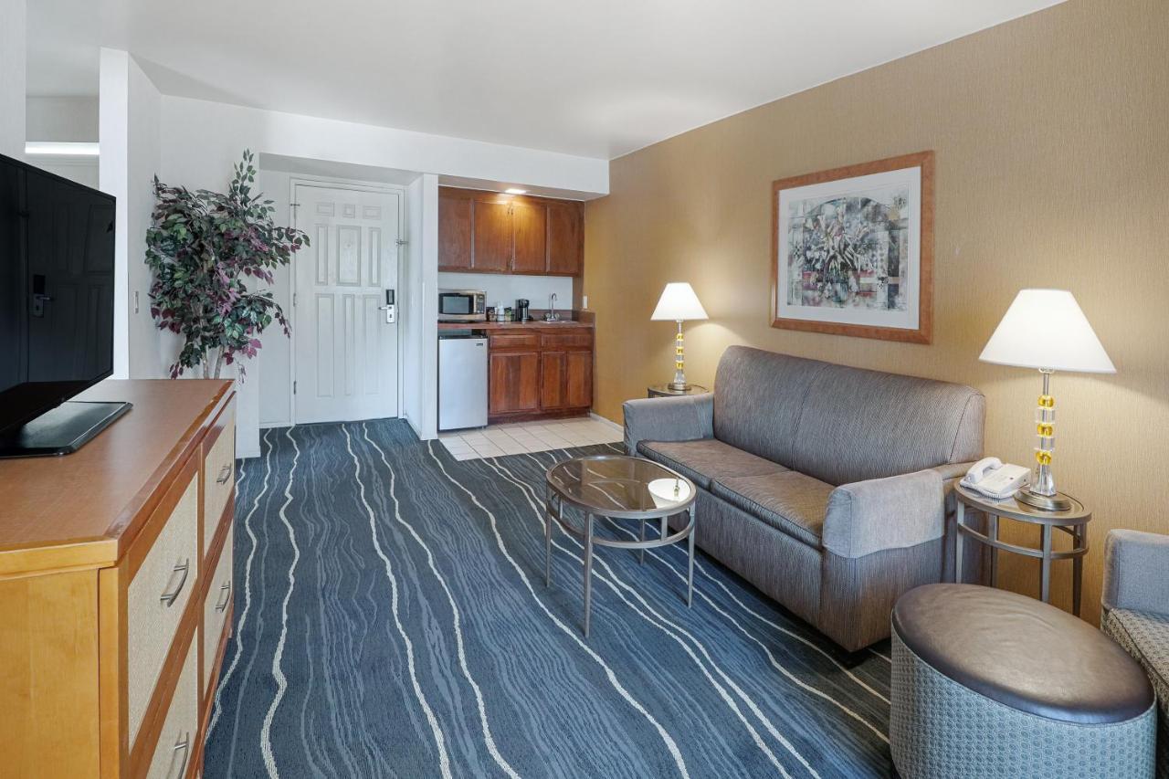 Ramada by Wyndham Costa Mesa/Newport Beach Exterior foto