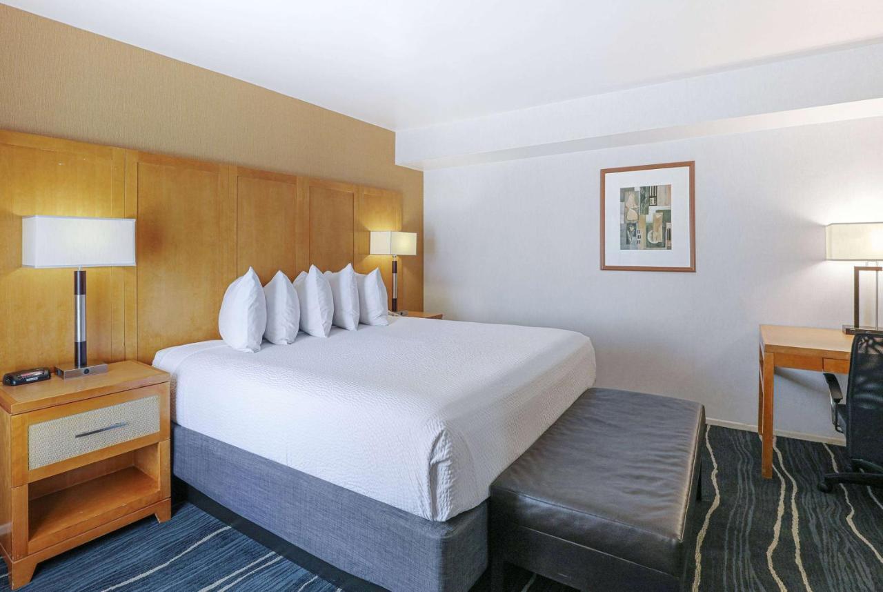 Ramada by Wyndham Costa Mesa/Newport Beach Exterior foto