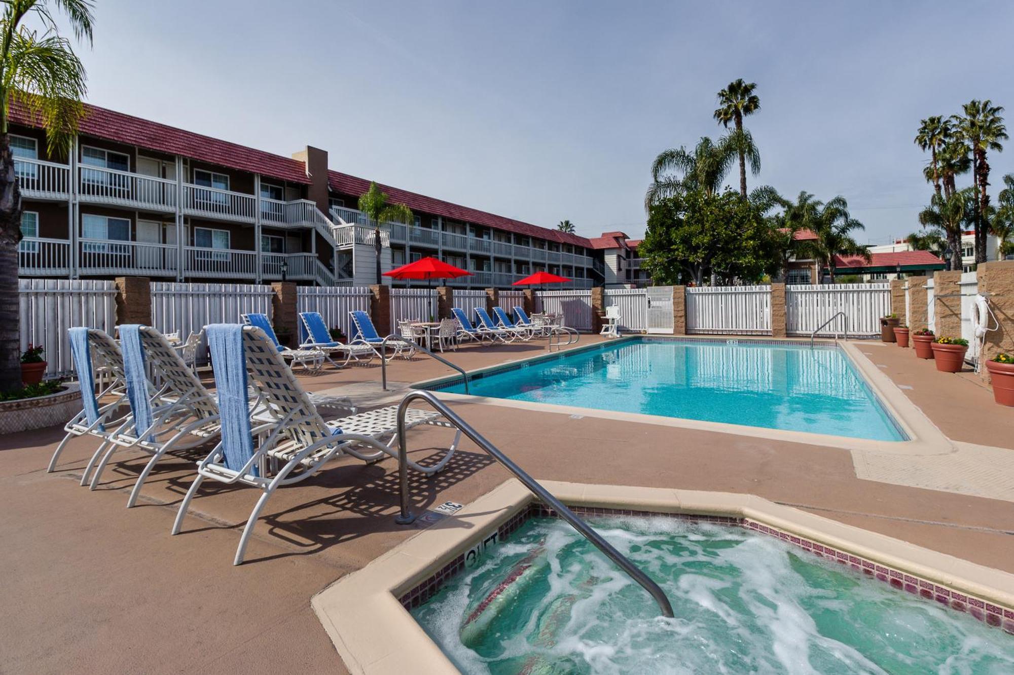 Ramada by Wyndham Costa Mesa/Newport Beach Exterior foto