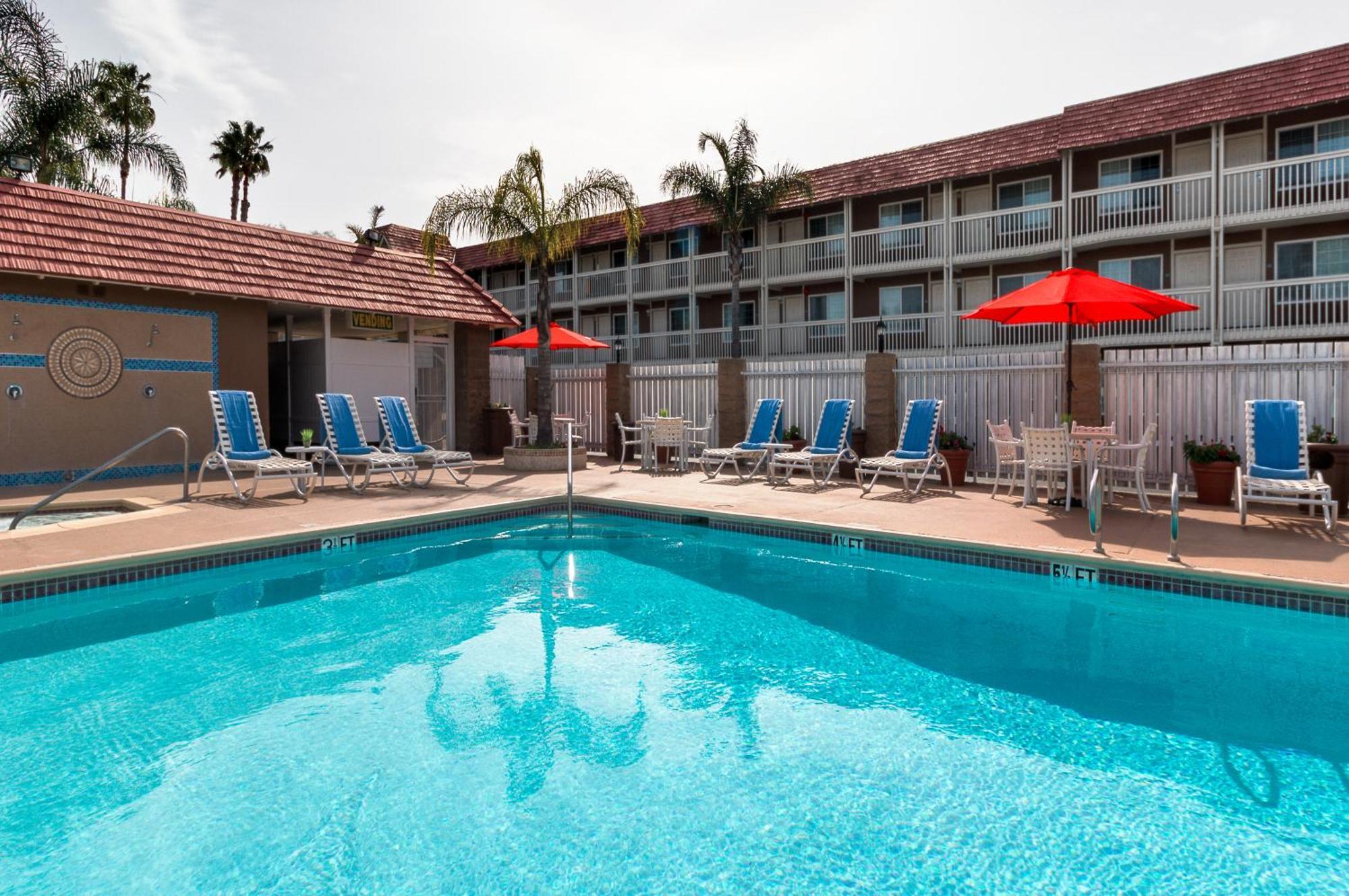 Ramada by Wyndham Costa Mesa/Newport Beach Exterior foto