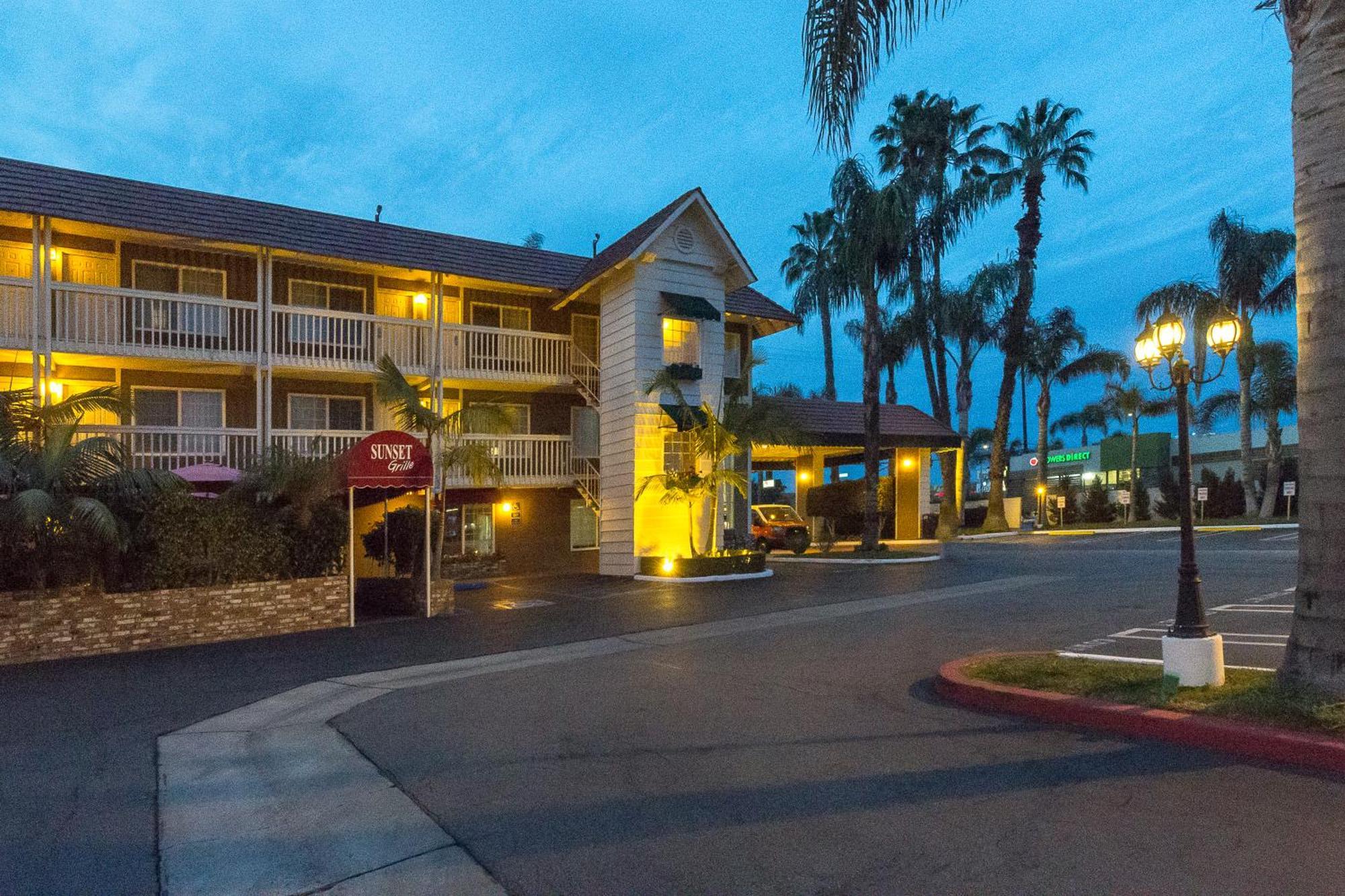Ramada by Wyndham Costa Mesa/Newport Beach Exterior foto